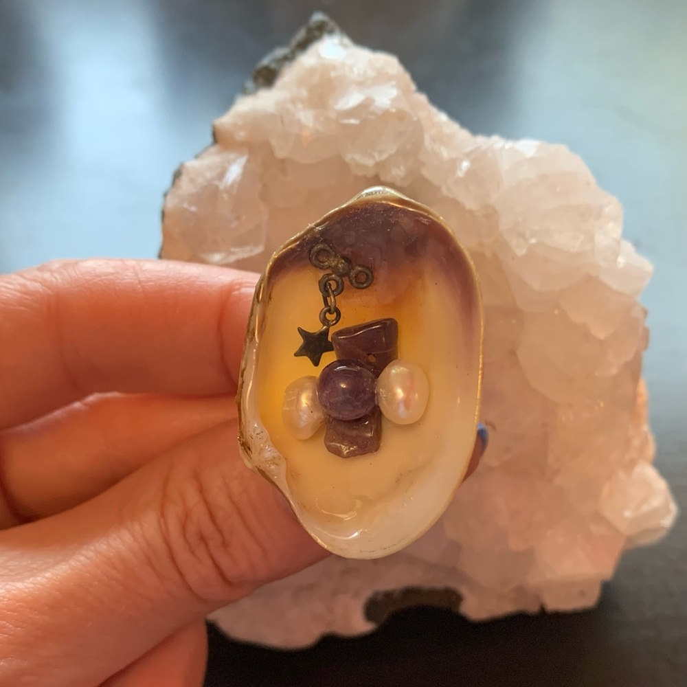 Upcycled unique shell ring. Adjustable. - Picture 2 of 4